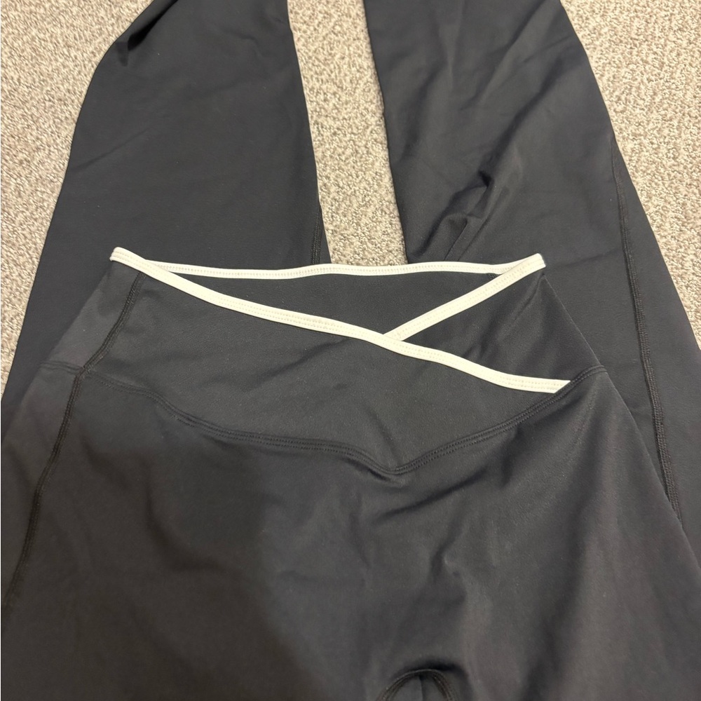 Black High-Waist Leggings with Cream Cross-Back Waistband